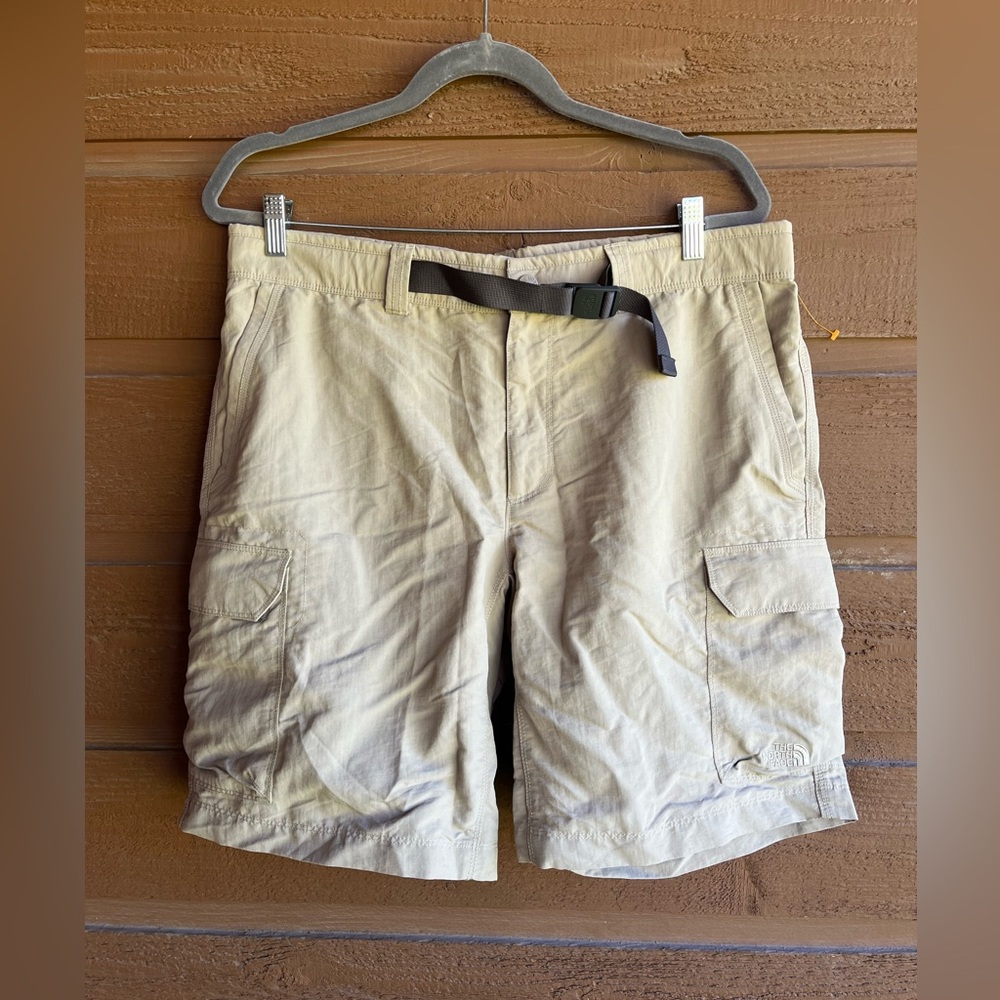 The North Face men’s 5 mesh lined pockets cargo shorts. Waist size 36. EUC